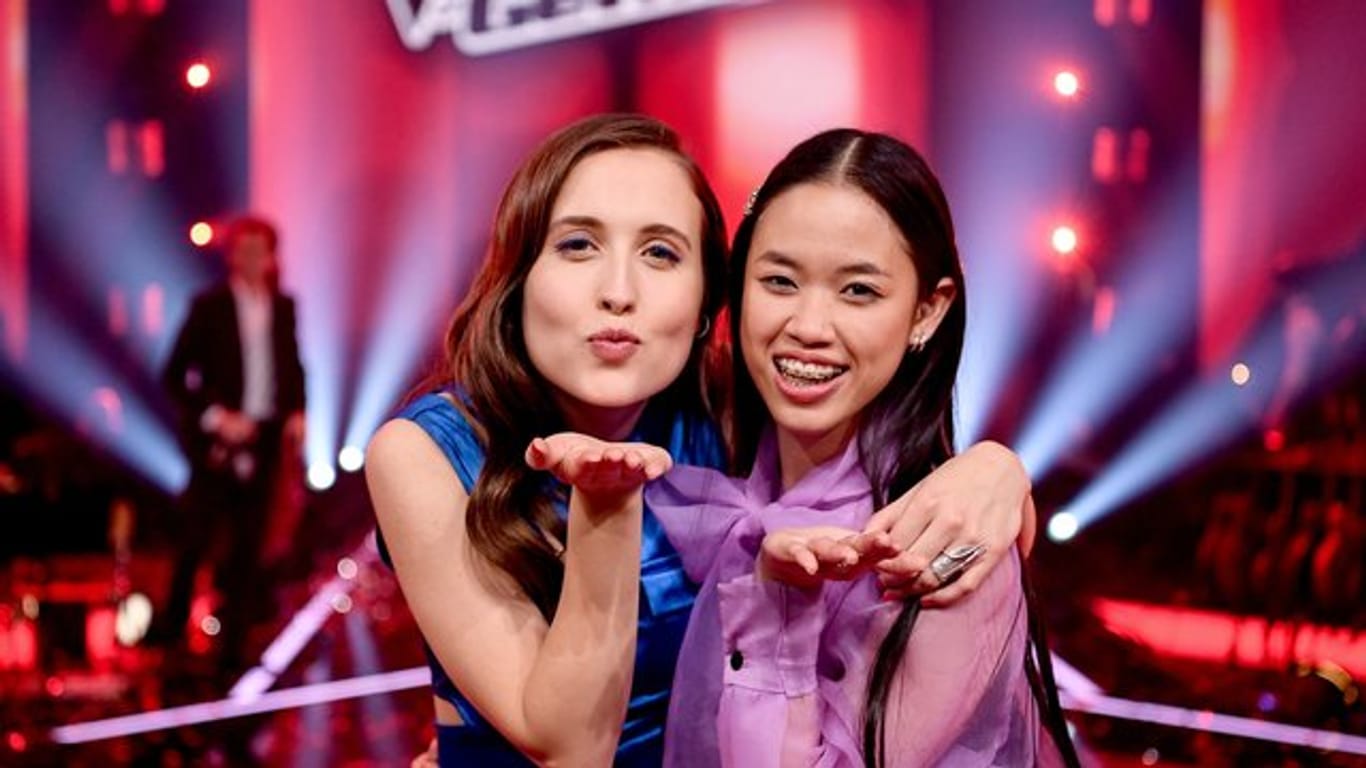 Sängerin Alice Merton (l) mit der Siegerin Claudia Emmanuela Santoso beim Finale der Castingshow "The Voice of Germany".