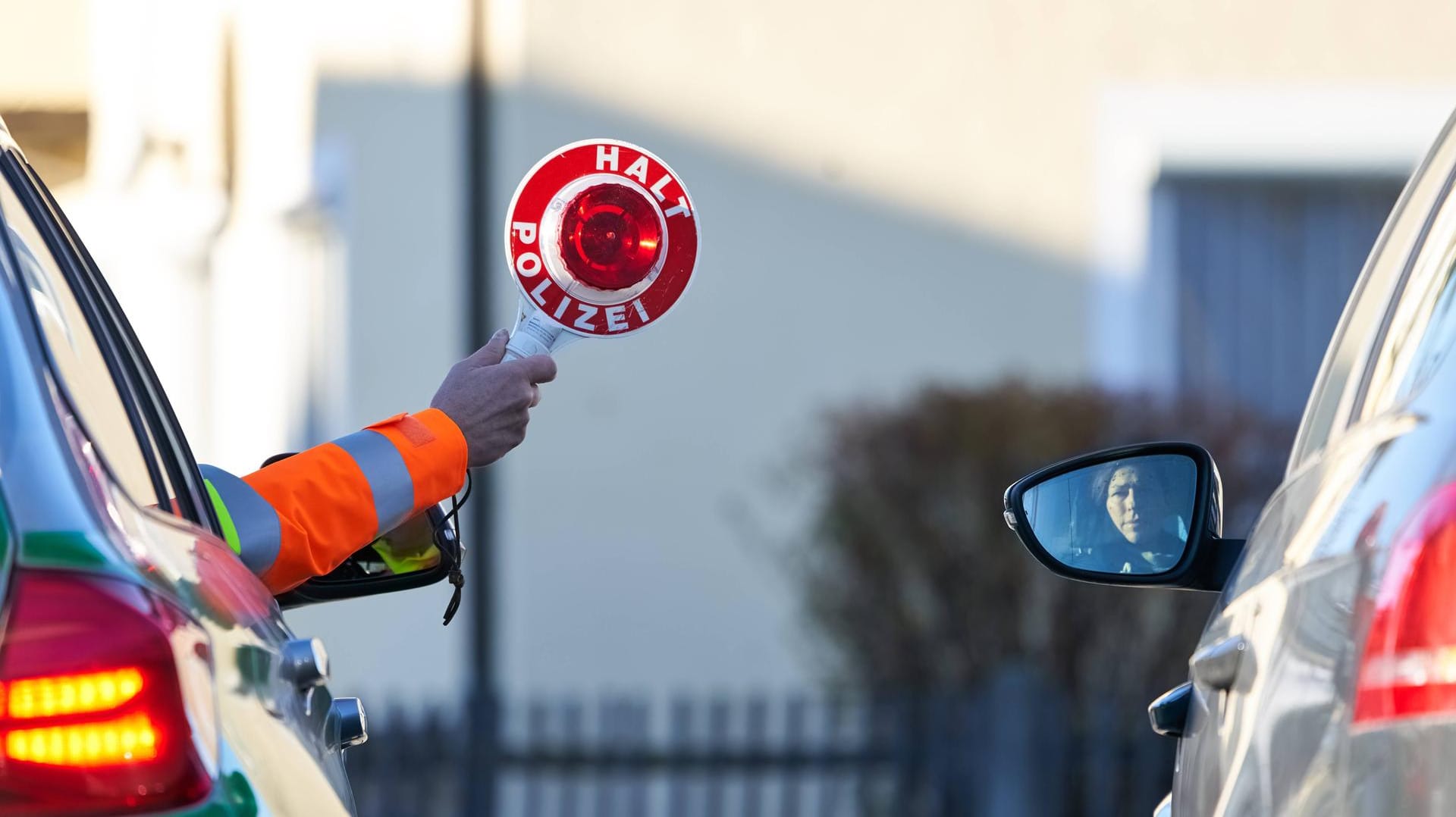 Ein Polizist winkt mit ein Auto mit einer Kelle heran: Laut Atemalkohotest hatte der Fahrer 3,01 Promille. (Symbolbild)