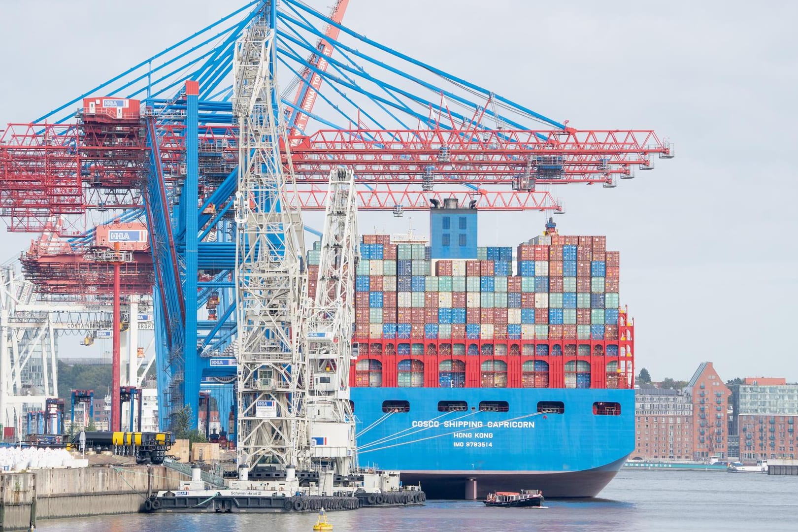 Containerschiff im Hamburger Hafen: Unter anderem der Brexit sorgt aktuell für ein schlechtes Weltwirtschaftsklima. Containerschiff im Hamburger Hafen: Unter anderem der Brexit sorgt aktuell für ein schlechtes Weltwirtschaftsklima.