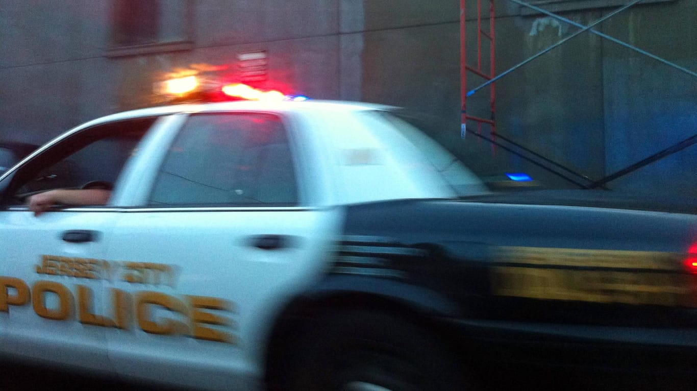 Ein Polizeiauto in New Jersey: Die Polizei fand den Unfallwagen mit den toten Insassen am Sonntagmorgen. (Symbolbild)