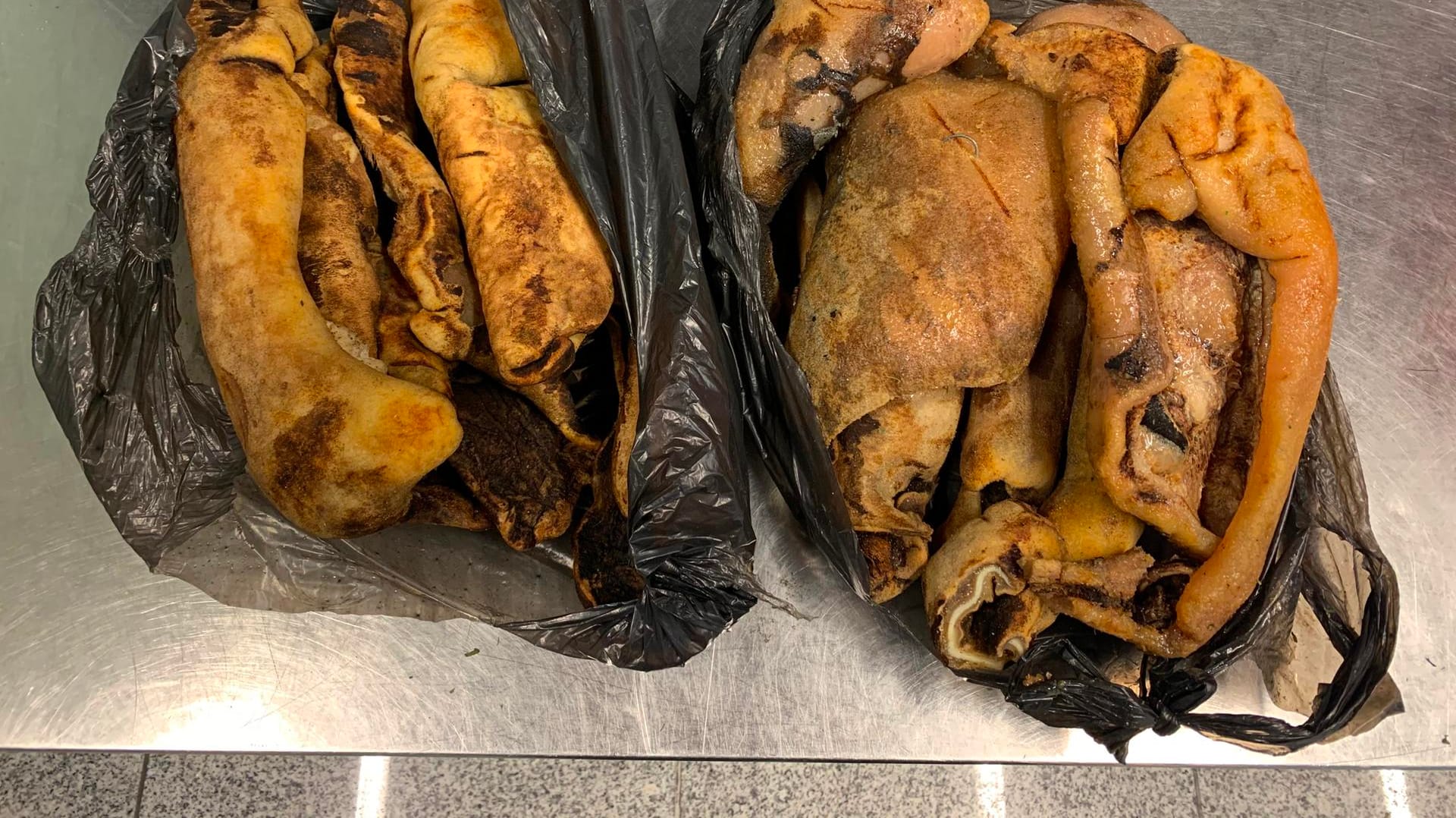 Von Maden befallene Kuhhaut: Die Reisende aus Wuppertal gab an, das Mitbringsel essen zu wollen.