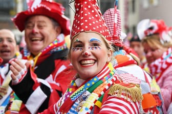 Bunt kostümierte Jecken am Heumarkt: In Köln startet am Montag die Karnevalssaison.