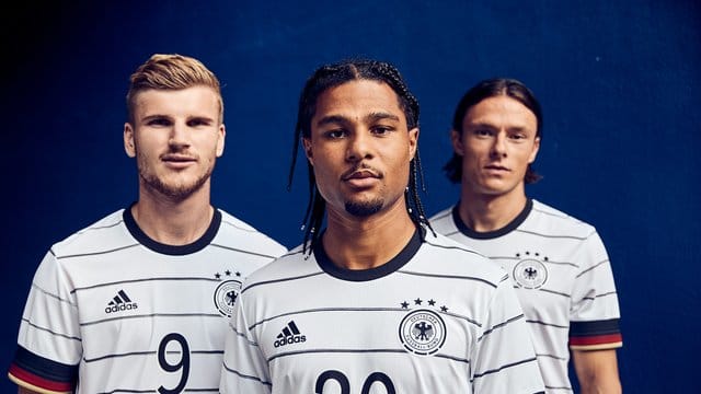 Timo Werner (l), Serge Gnabry (M) und Nico Schulz im neuen DFB-Trikot.