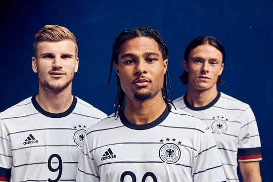 Timo Werner (l), Serge Gnabry (M) und Nico Schulz im neuen DFB-Trikot.