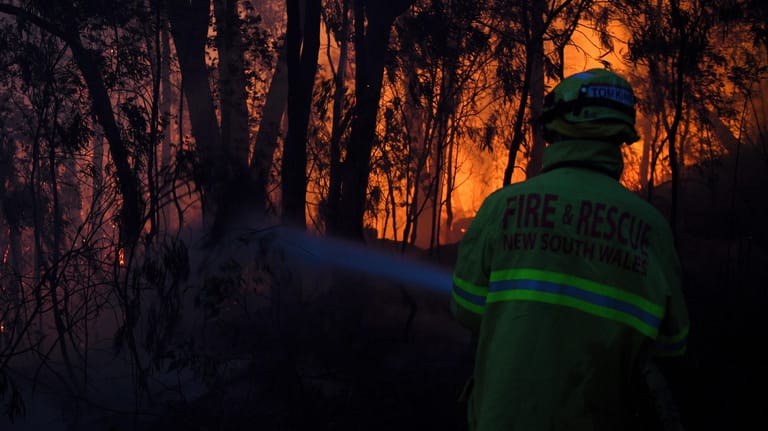 Ein Feuerwehrmann vor dem Buschfeuer in Australien: Die Feuerwehrleute in New South Wales kämpfen gegen 60 Feuer in dem australischen Bundesstaat.