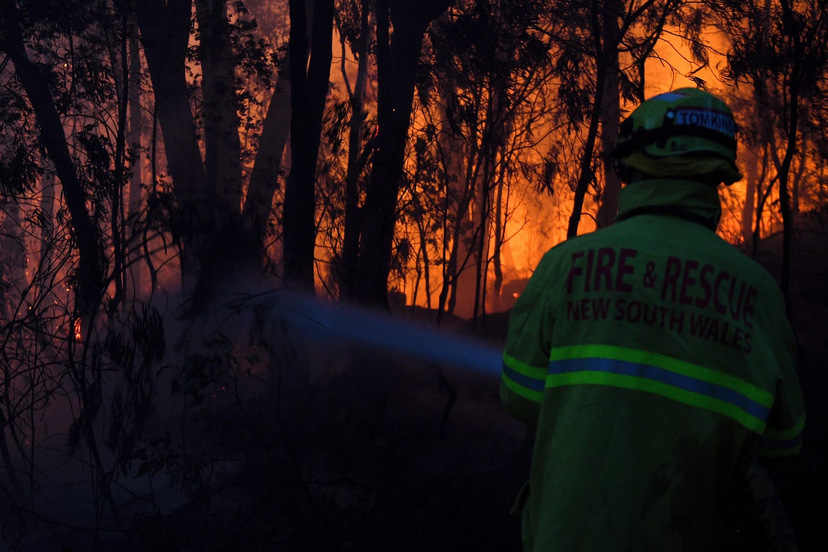 Ein Feuerwehrmann vor dem Buschfeuer in Australien: Die Feuerwehrleute in New South Wales kämpfen gegen 60 Feuer in dem australischen Bundesstaat.