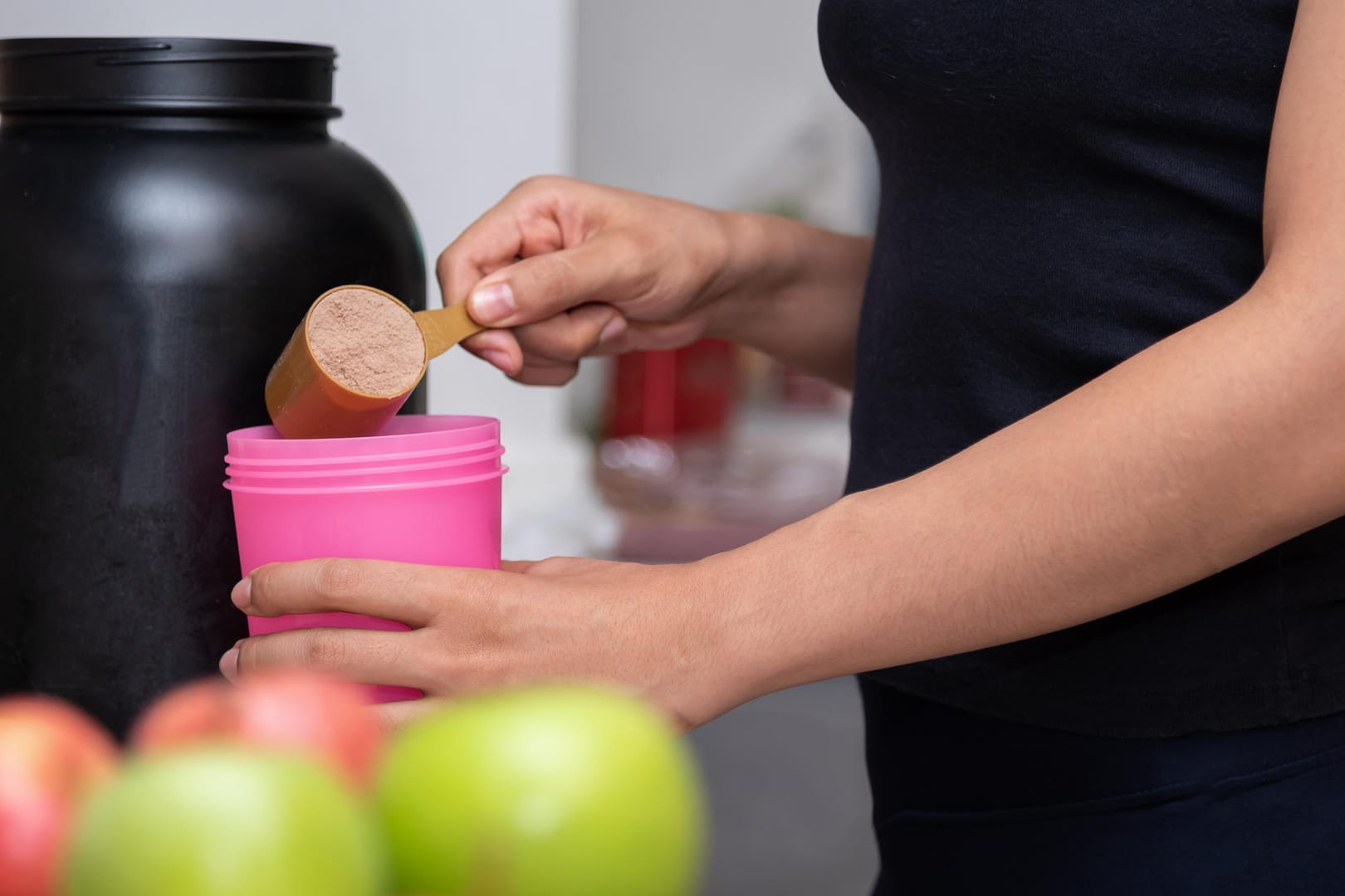 Eine Frau mixt einen Eiweißdrink: Viele Sportler brauchen Eiweißpräparate, um ihr Eiweißpensum erreichen zu können.