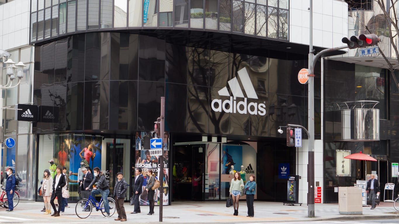 Adidas-Filiale in Japan: Der Sporthersteller schließt die Innovationszentren namens Speed-Factory und übergibt die Produktion an Zulieferer in Asien. (Symbolbild)