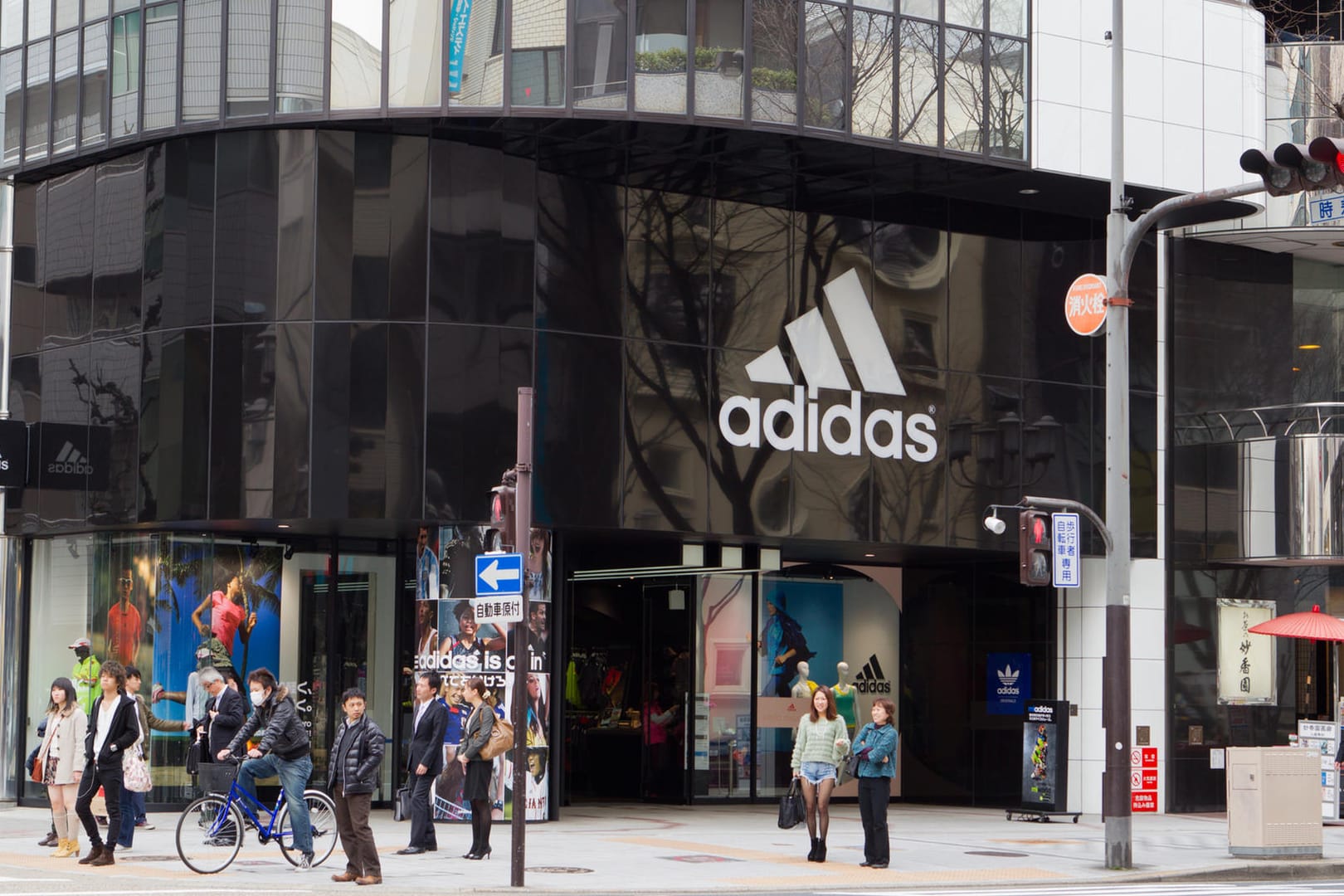 Adidas-Filiale in Japan: Der Sporthersteller schließt die Innovationszentren namens Speed-Factory und übergibt die Produktion an Zulieferer in Asien. (Symbolbild) Adidas-Filiale in Japan: Der Sporthersteller schließt die Innovationszentren namens Speed-Factory und übergibt die Produktion an Zulieferer in Asien. (Symbolbild)