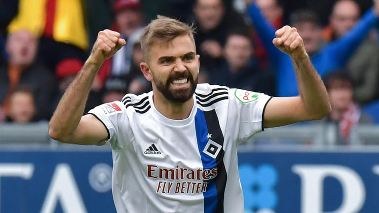 Lukas Hinterseer jubelt: Der HSV-Profi ist in der Länderspielpause für seine Nationalmannschaft im Einsatz.