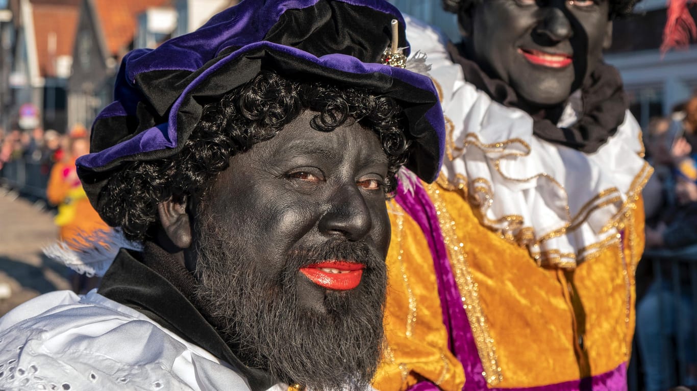 Zwei "Zwarte Piet" auf einem "Sintaklaas"-Umzug: In rund 100 niederländischen Orten finden die Umzüge weiterhin mit den umstrittenen Kostümen statt. (Archivbild)