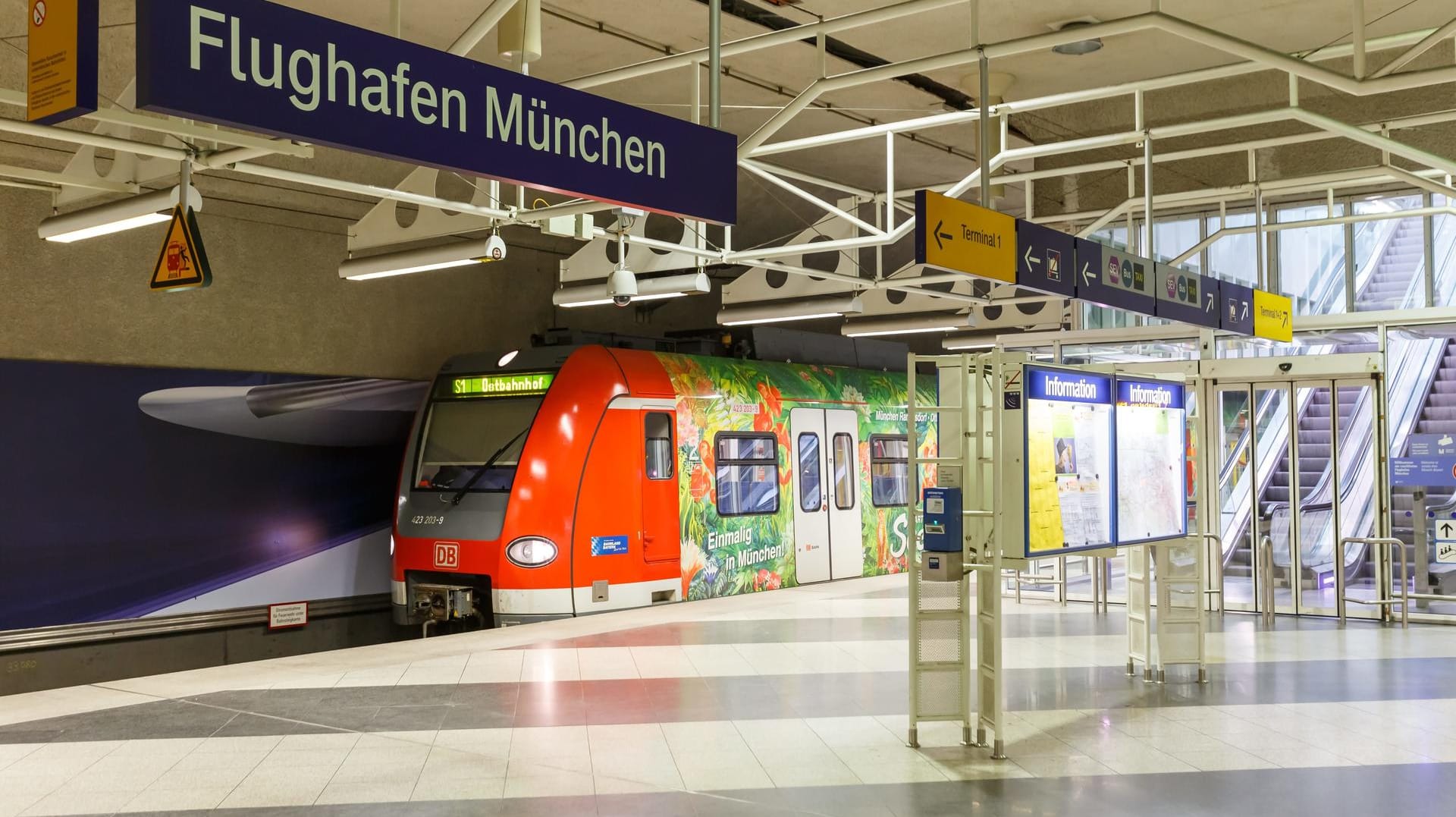 Eine S-Bahn steht im Bahnhof "Flughafen München": Eine Schnellverbindung ist vorerst vom Tisch.