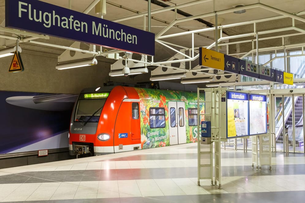 Eine S-Bahn steht im Bahnhof "Flughafen München": Eine Schnellverbindung ist vorerst vom Tisch.