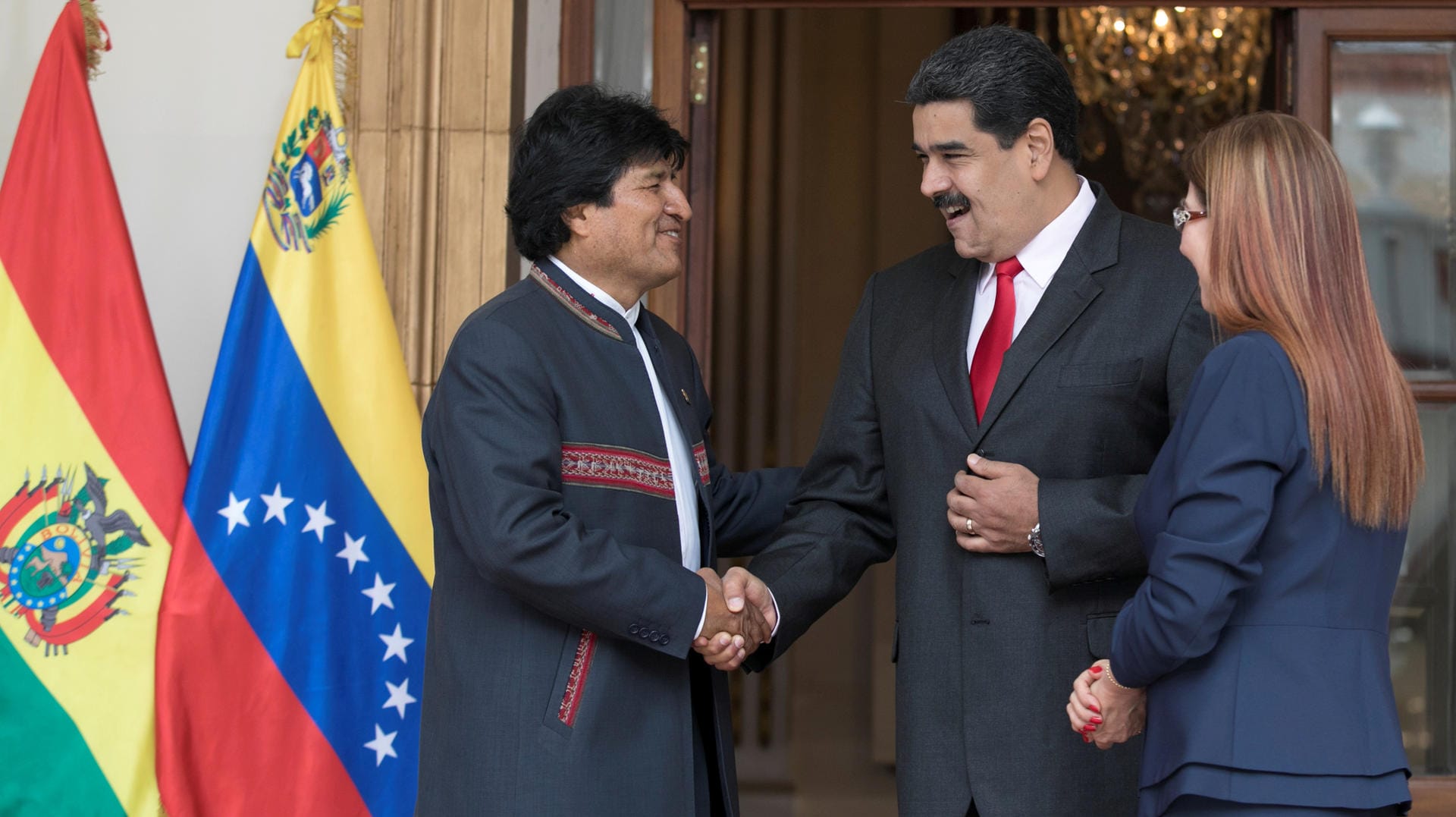 Venezuelas Präsident Maduro (mittig) schüttelt die Hand des bolivanischen Präsidenten Morales: Bolivien und weitere sozialistische Länder unterstützen Venezuela. (Archivbild)