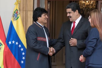 Venezuelas Präsident Maduro (mittig) schüttelt die Hand des bolivanischen Präsidenten Morales: Bolivien und weitere sozialistische Länder unterstützen Venezuela. (Archivbild)