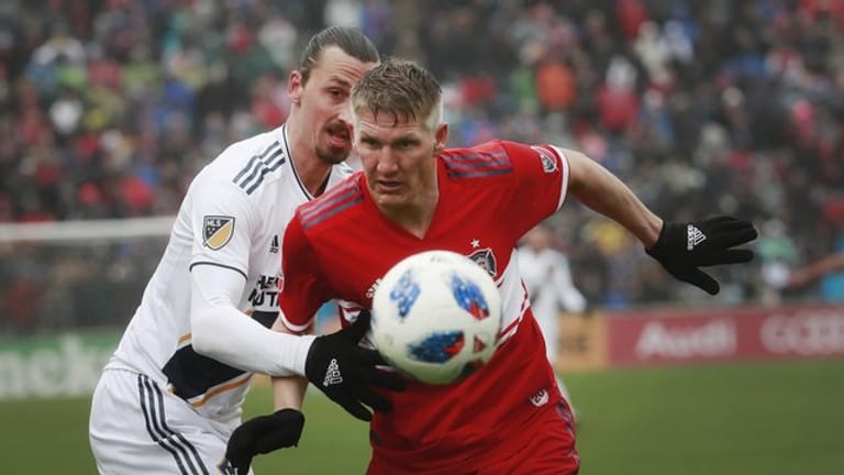 Zwei Stars der vergangenen MLS-Saison Bastian Schweinsteiger (r) und Zlatan Ibrahimovic.