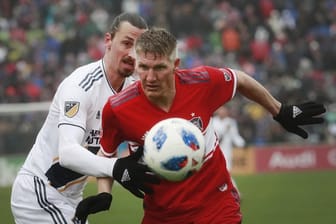 Zwei Stars der vergangenen MLS-Saison Bastian Schweinsteiger (r) und Zlatan Ibrahimovic.