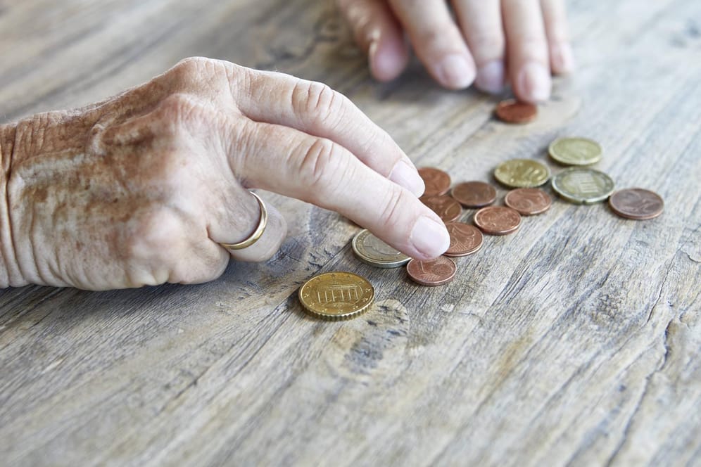 Seniorin zählt Geld: Die Renten sollen im kommenden Jahr wieder steigen.