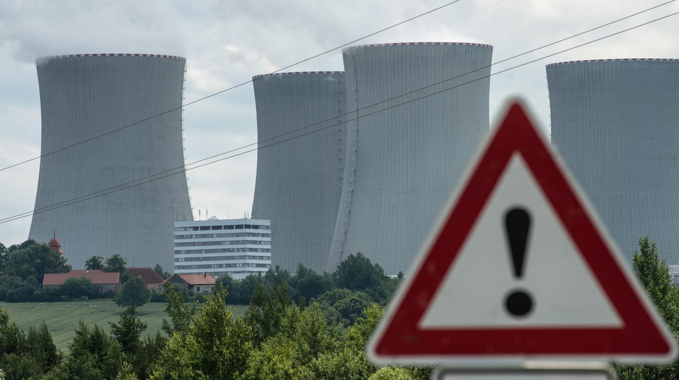 Ein Hinweisschild vor den Kühltürmen des Atomkraftwerkes Temelin: Kernkraftgegner kritisieren seit Jahren, dass die Anlage besonders störanfällig sei. (Archivbild)