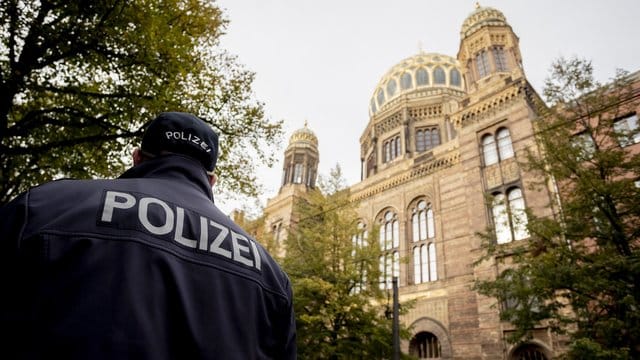Polizei vor der Neuen Synagoge Berlin