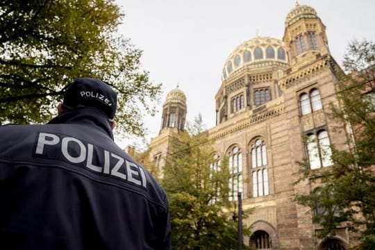 Polizei vor der Neuen Synagoge Berlin