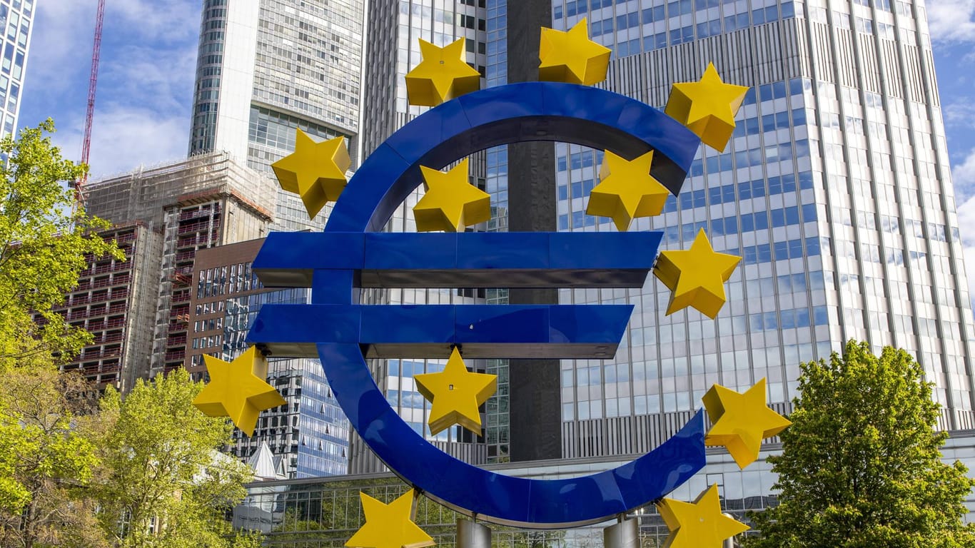 Euro-Skulptur vor dem Eurotower: Noch scheuen die meisten Kreditinstitute, Vermögen unter 100.000 Euro mit Strafzinsen zu belegen.