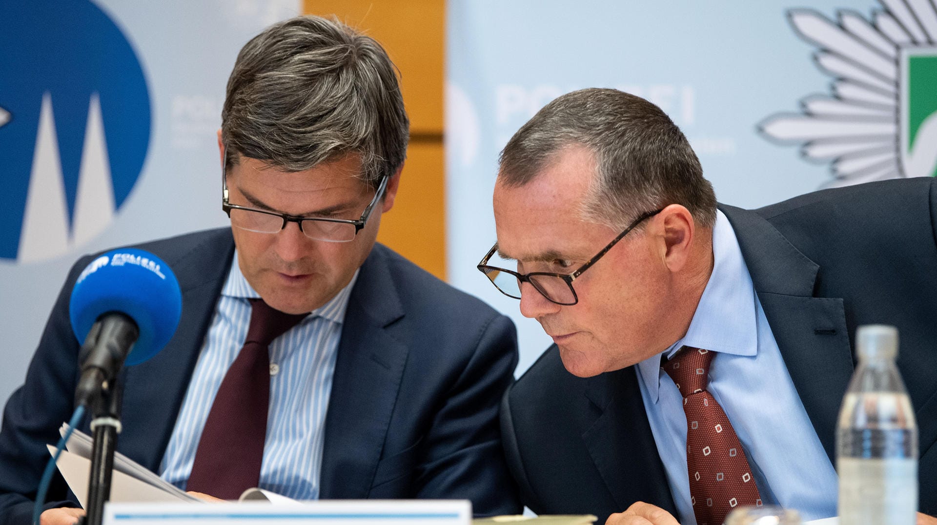 Ulrich Bremer (l), zuständiger Staatsanwalt, und Klaus-Stephan Becker, Leiter der Kölner Kriminalpolizei, auf einer Pressekonferenz: 150 Ermittler arbeiten derzeit an dem Fall. (Archivbild)