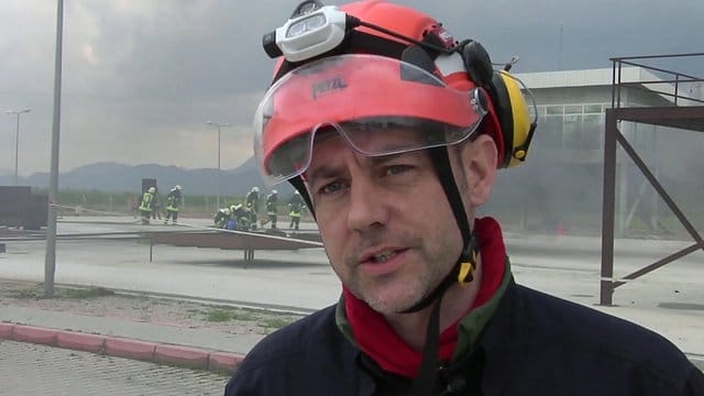 James Le Mesurier, Gründer der syrischen Rettungsorganisation Weißhelme, bei einem Gespräch mit Journalisten bei einer Übung in der Südtürkei. James Le Mesurier, Gründer der syrischen Rettungsorganisation Weißhelme, bei einem Gespräch mit Journalisten bei einer Übung in der Südtürkei.