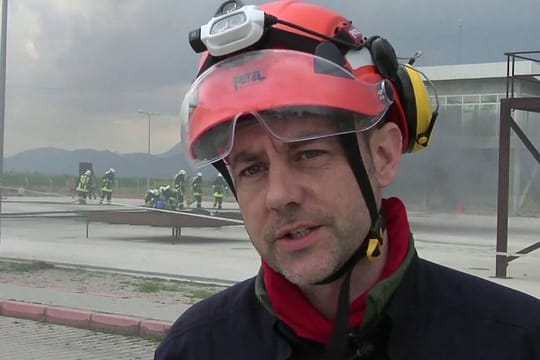 James Le Mesurier, Gründer der syrischen Rettungsorganisation Weißhelme, bei einem Gespräch mit Journalisten bei einer Übung in der Südtürkei.