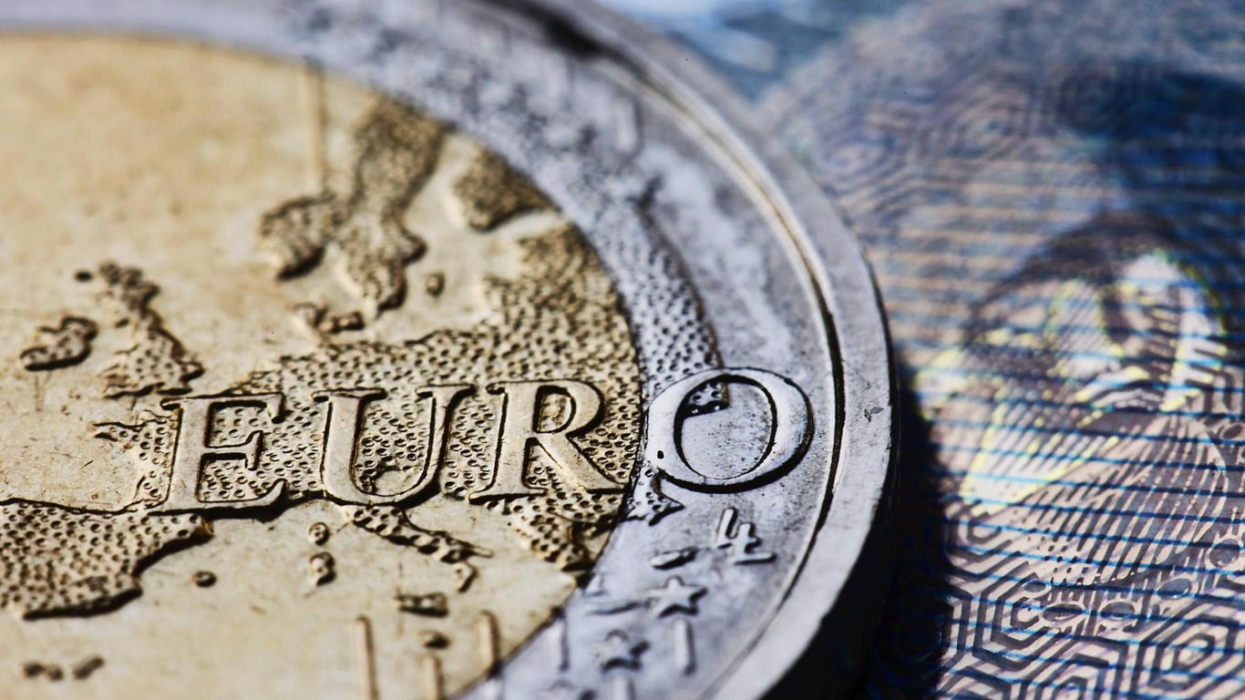 Euromünze in Nahaufnahme: Die Bundesregierung lotet ein mögliches Verbot von Negativzinsen für Kleinsparer aus.