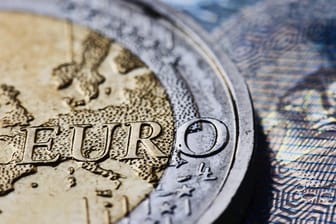 Euromünze in Nahaufnahme: Die Bundesregierung lotet ein mögliches Verbot von Negativzinsen für Kleinsparer aus.