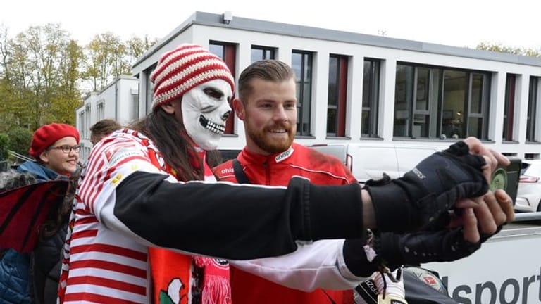 Verkleidet waren beim Kölner Training nur die Anhänger: FC-Keeper Timo Horn macht mit einem Fan ein Selfie.