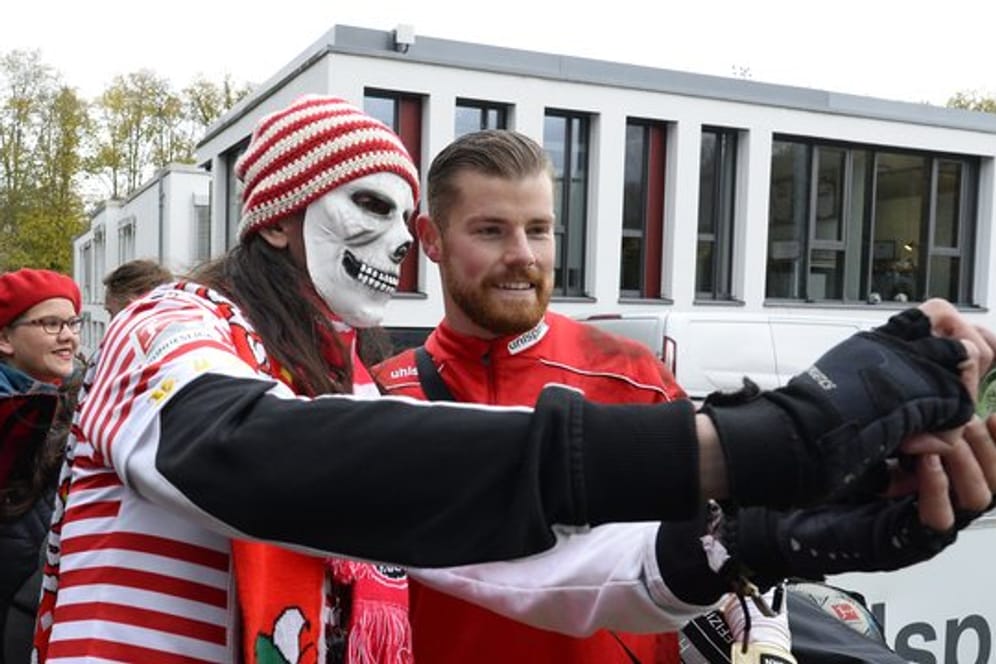 Verkleidet waren beim Kölner Training nur die Anhänger: FC-Keeper Timo Horn macht mit einem Fan ein Selfie.
