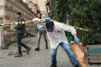 Polizisten an dem Fundort der Leiche: Details zu den genauen Umständen des Todes wollte der Leiter der Weißhelme nicht nennen.