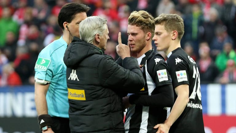 Häufige Szene in der Bundesliga: Ein Mannschaftsarzt checkt, ob sein Spieler eine Gehirnerschütterung erlitten hat.