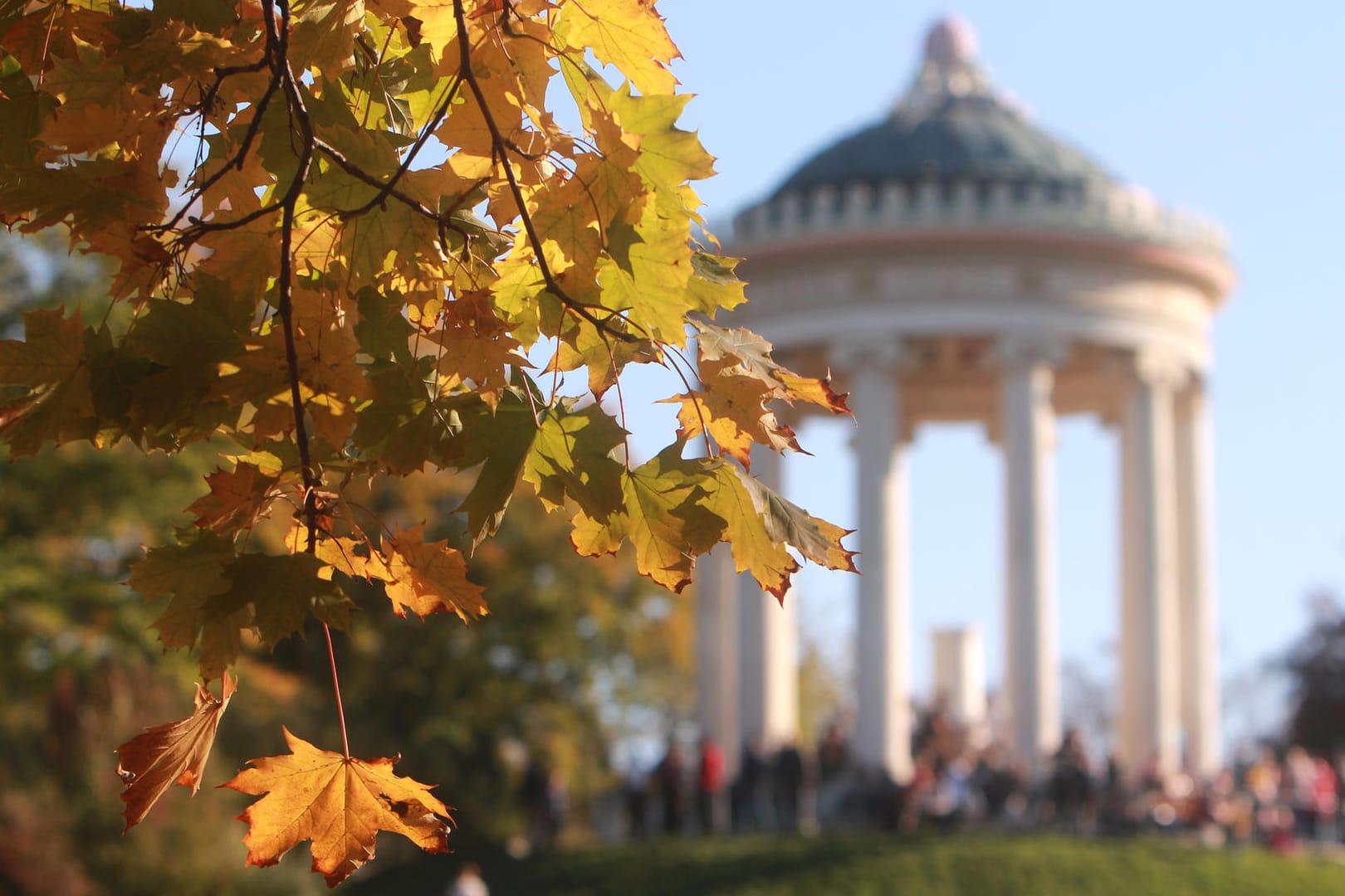 Der Englische Garten in München: Die bayerische Stadt hat so einige Grünflächen, die zum Verweilen einladen.