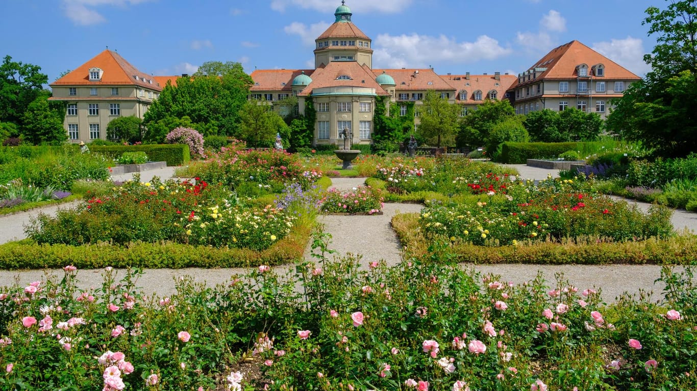 Historisches Botanisches Institut und Rosengarten: Die Anlage des Botanischen Gartens liegt benachbart vom Schlosspark.