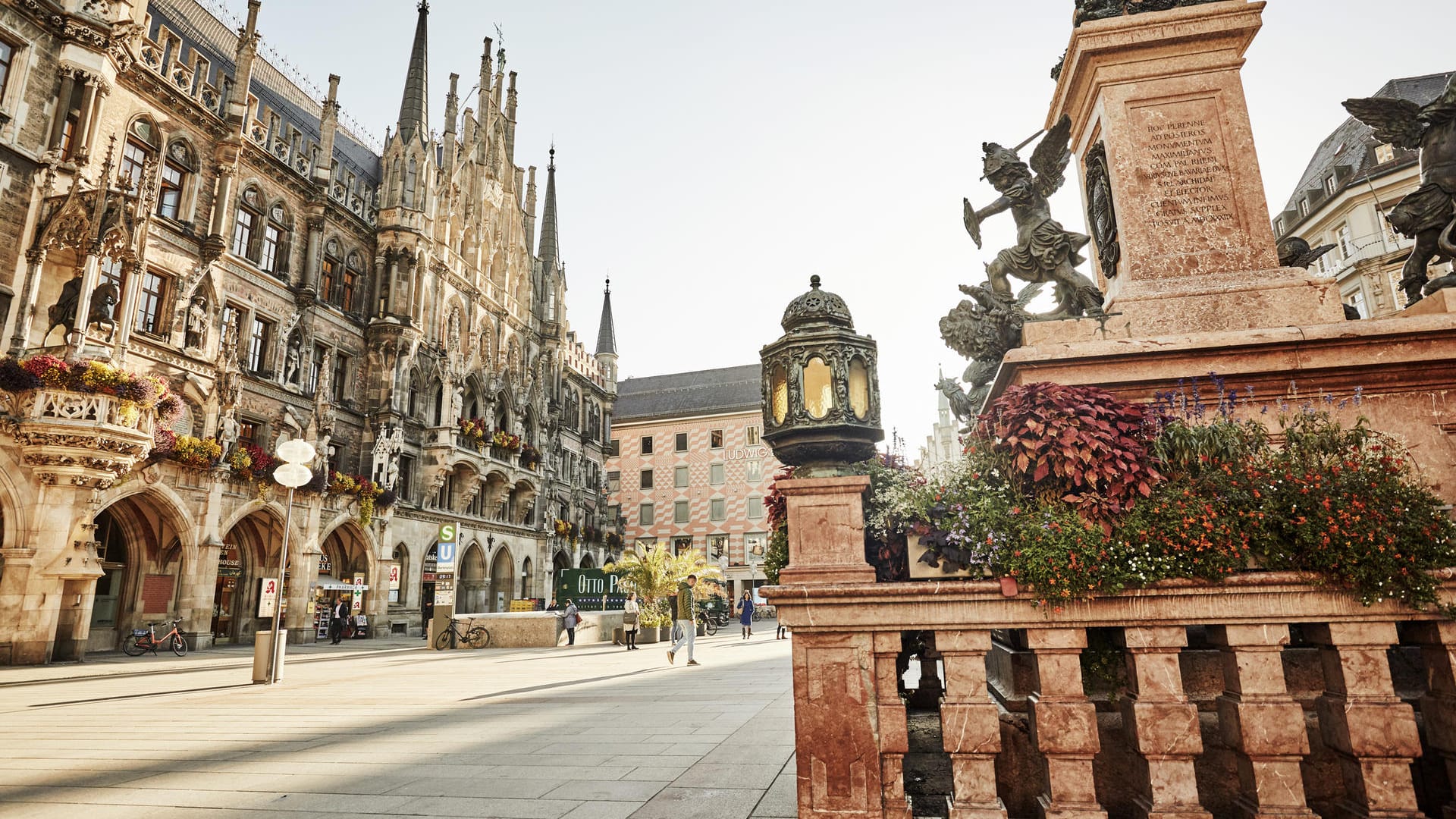 Marienplatz in München: Zu sehen sind das Rathaus und die Mariensäule.