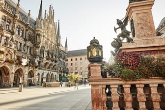 Marienplatz in München: Zu sehen sind das Rathaus und die Mariensäule.