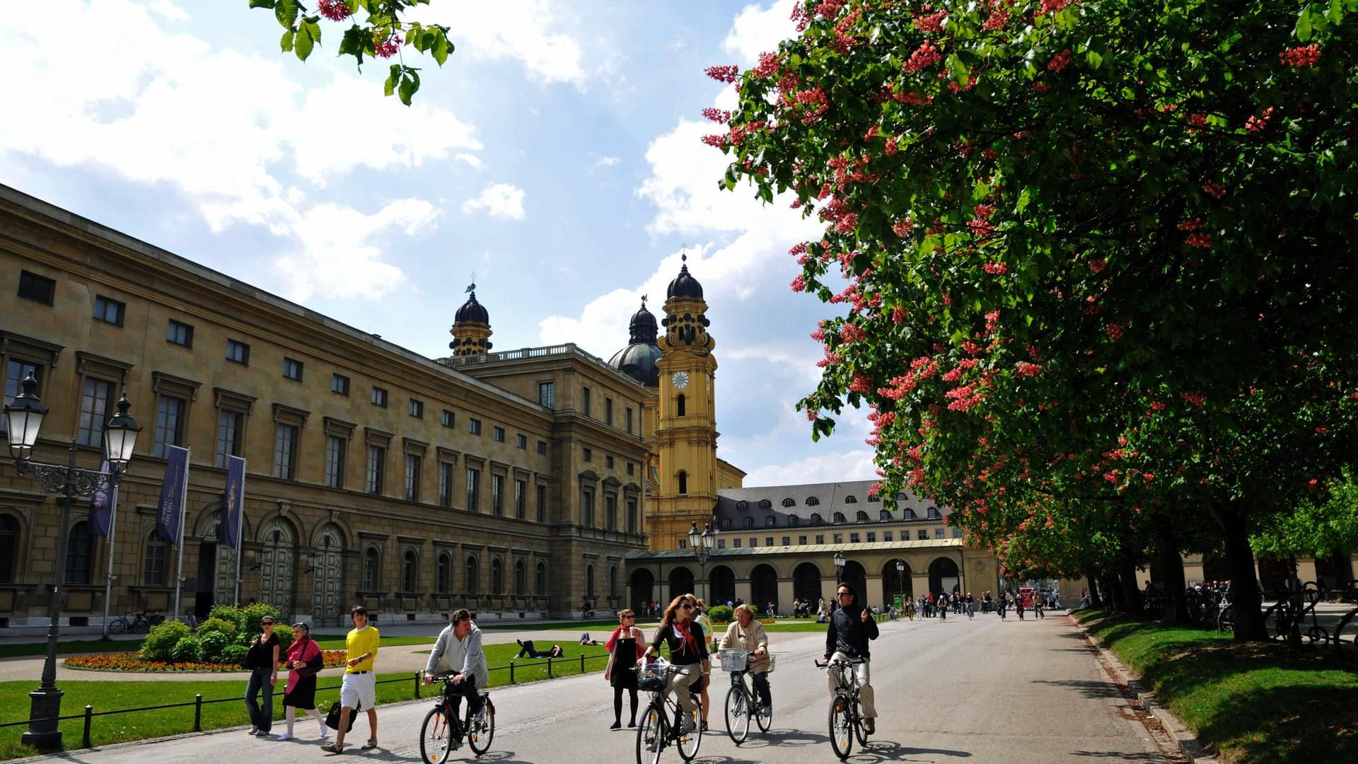 Blick vom Hofgarten auf die Residenz: Im Hintergrund befindet sich die Theatinerkirche.