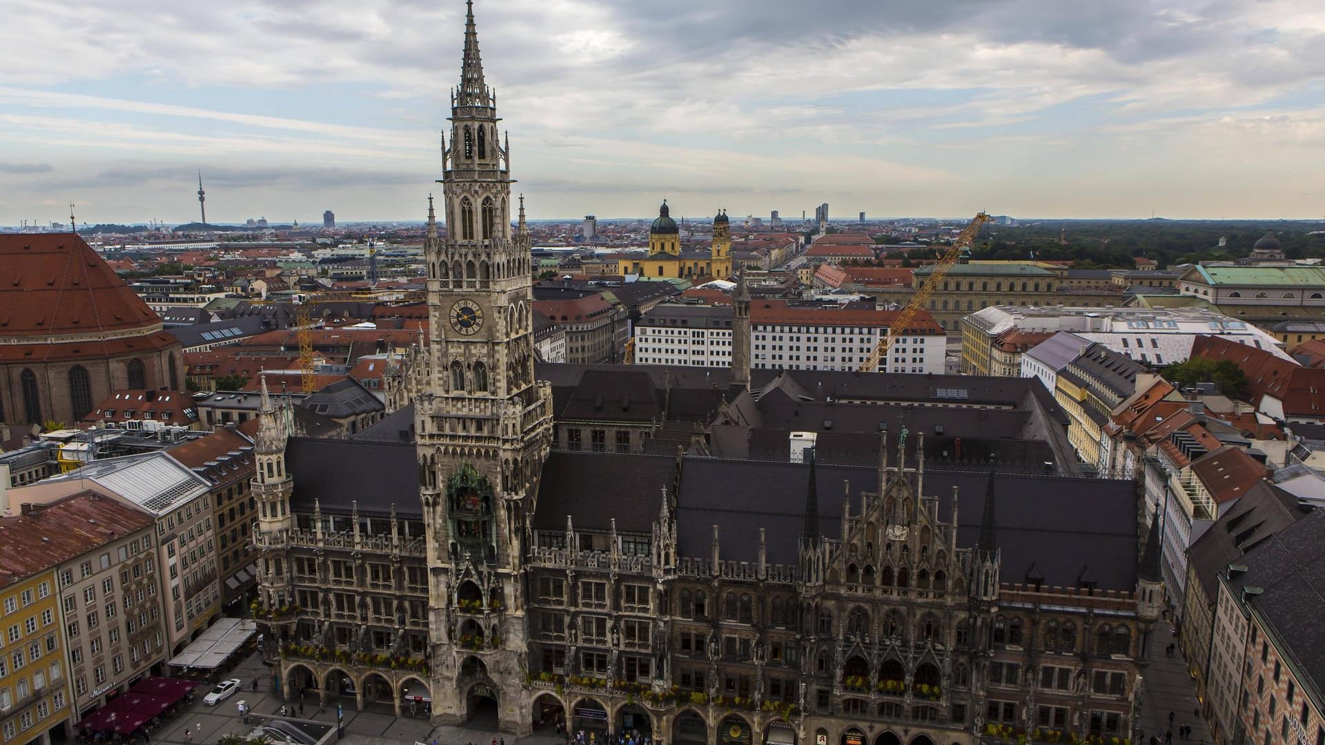 Das Neue Rathaus am Marienplatz in München: Hier sitzt der Oberbürgermeister, der Stadtrat und die Stadtverwaltung Münchens.