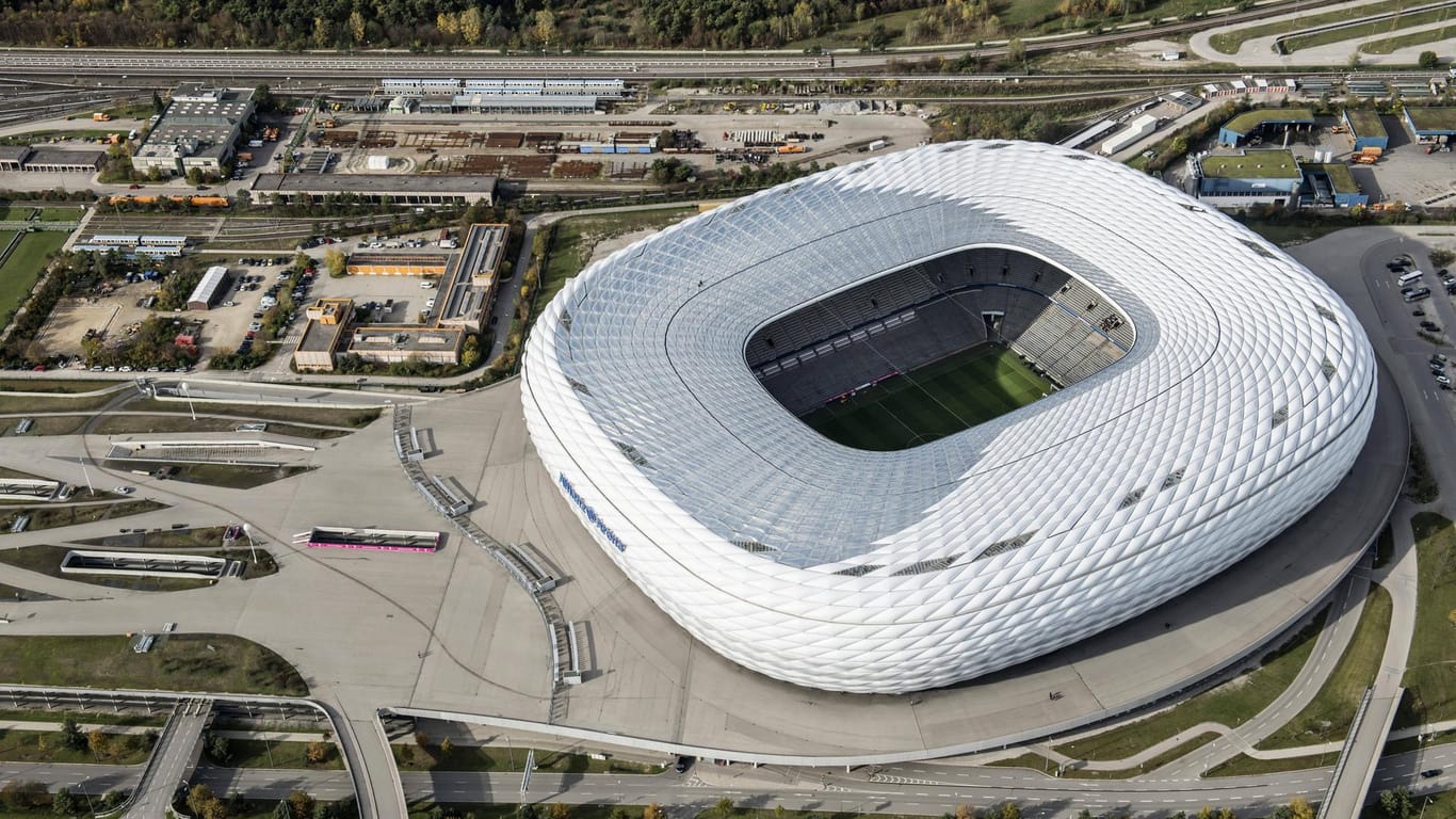 Luftaufnahme der Allianz Arena München: Hier trägt der FC Bayern München seine Heimspiele aus.