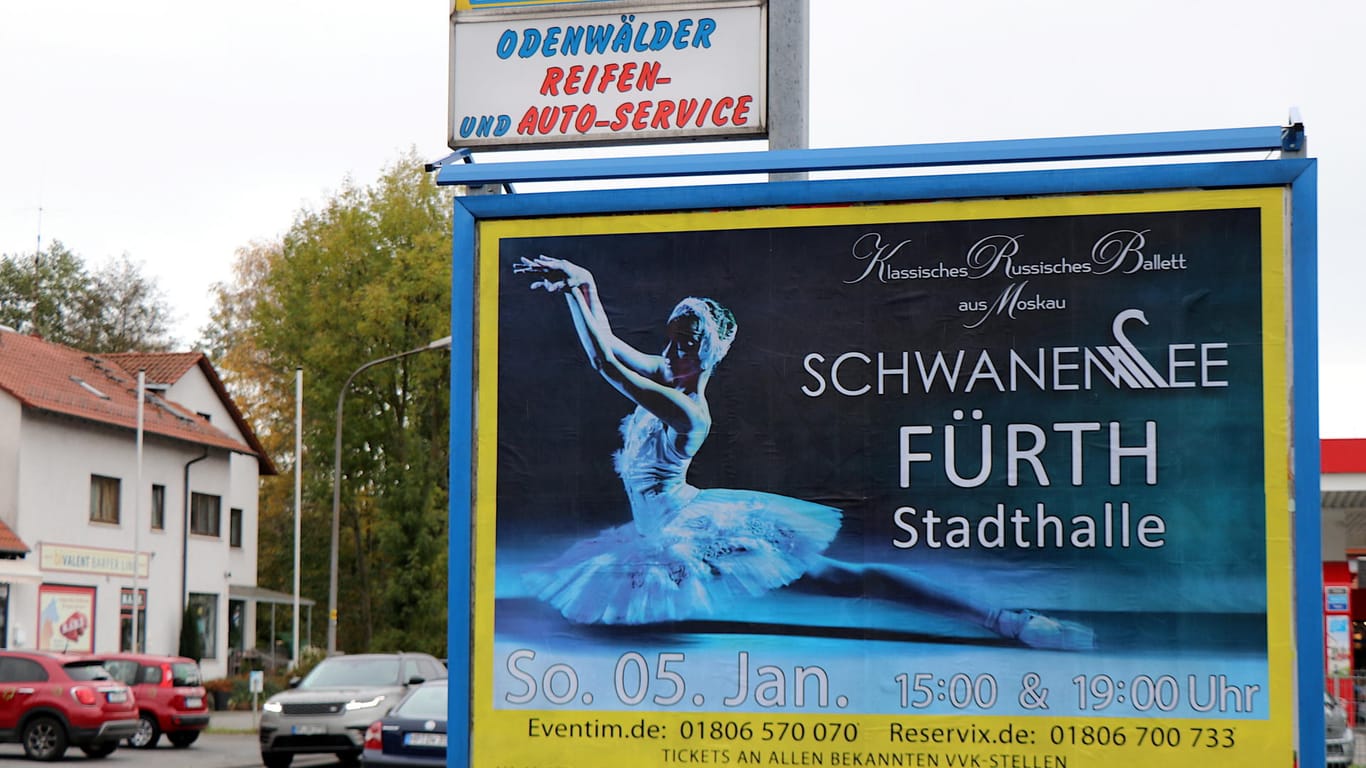 Das Plakat für die Schwanensee-Aufführung des Moskauer Balletts: Leider hängt die Werbung in Hessen und nicht in Bayern.