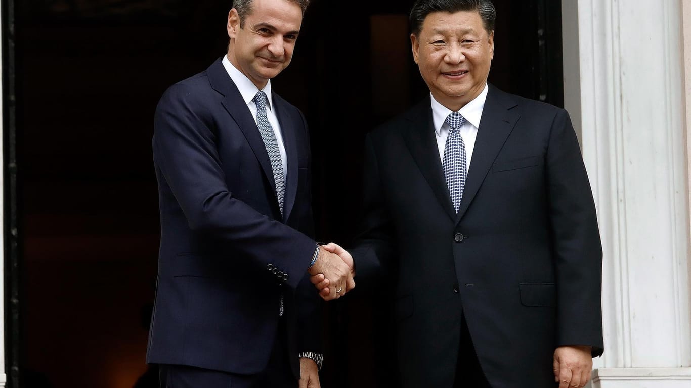 Der griechische Premierminister Kyriakos Mitsotakis schüttelt die Hand des chinesischen Präsidenten Xi Jinping: Auch künftig wollen Peking und Athen zusammenarbeiten.