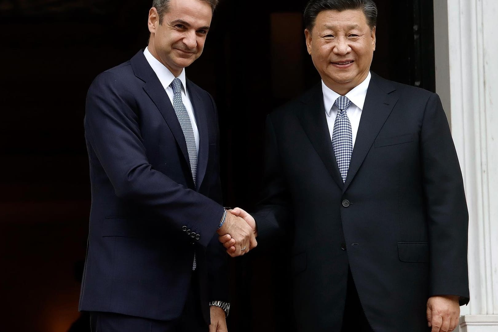 Der griechische Premierminister Kyriakos Mitsotakis schüttelt die Hand des chinesischen Präsidenten Xi Jinping: Auch künftig wollen Peking und Athen zusammenarbeiten.