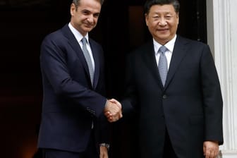 Der griechische Premierminister Kyriakos Mitsotakis schüttelt die Hand des chinesischen Präsidenten Xi Jinping: Auch künftig wollen Peking und Athen zusammenarbeiten.