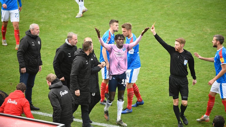Bakery Jatta gestikuliert: Der HSV-Profi bekam im Spiel gegen Kiel die Rote Karte.