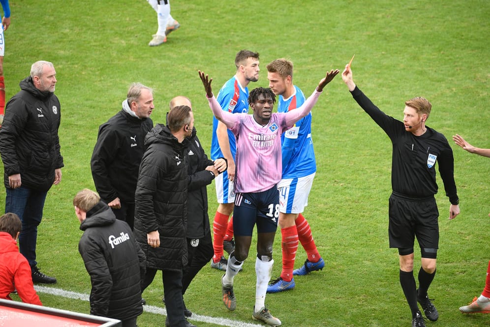 Bakery Jatta gestikuliert: Der HSV-Profi bekam im Spiel gegen Kiel die Rote Karte.