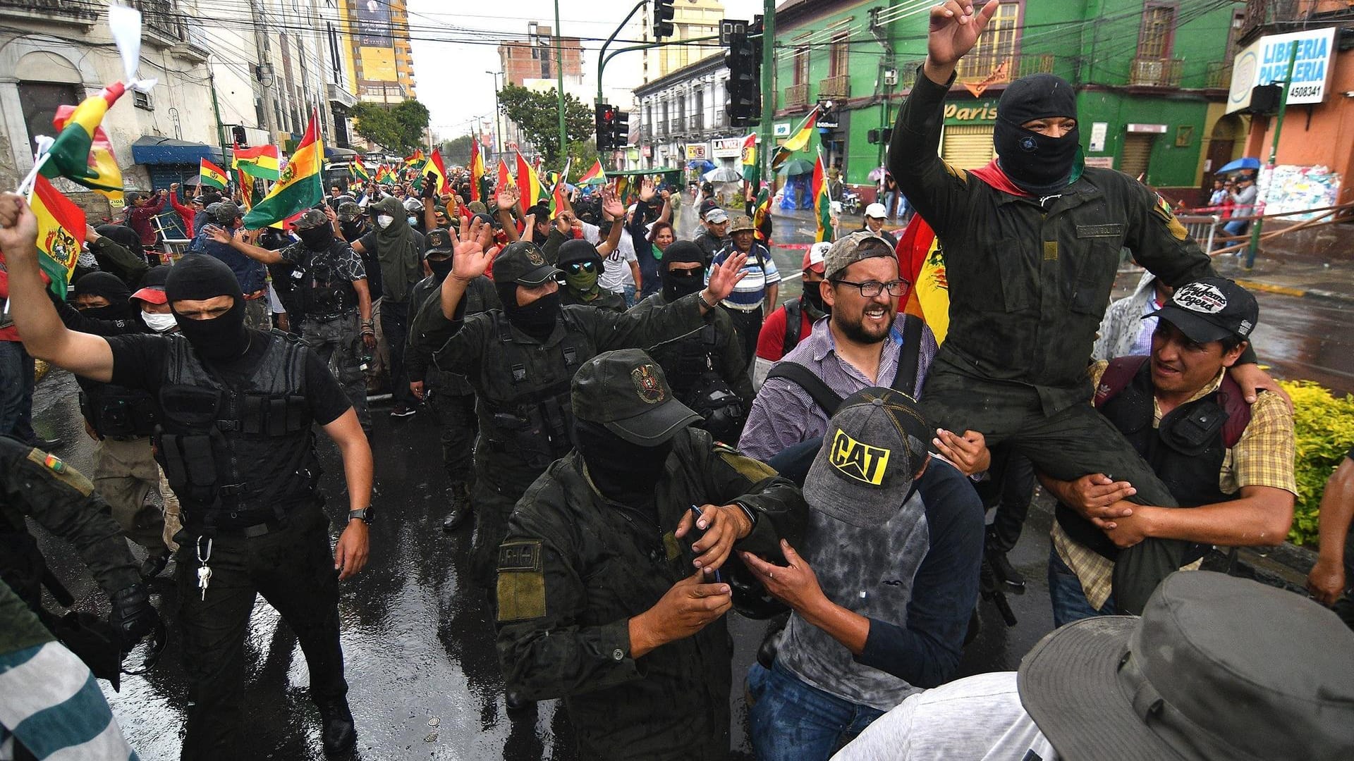 Bolivianische Polizisten bei einem Protest gegen den Präsidenten Evo Morales: Das Staatsoberhaupt war zurückgetreten, nachdem er den Rückhalt von Polizei und Militär verloren hatte.