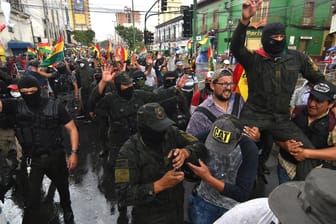 Bolivianische Polizisten bei einem Protest gegen den Präsidenten Evo Morales: Das Staatsoberhaupt war zurückgetreten, nachdem er den Rückhalt von Polizei und Militär verloren hatte.